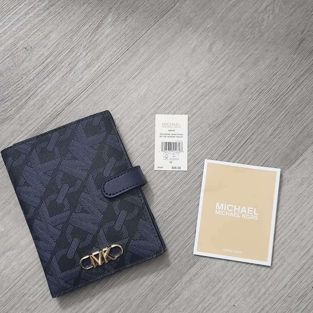 MICHAEL Michael Kors
Empire Medium Signature Logo Passport Wallet Navy Blue